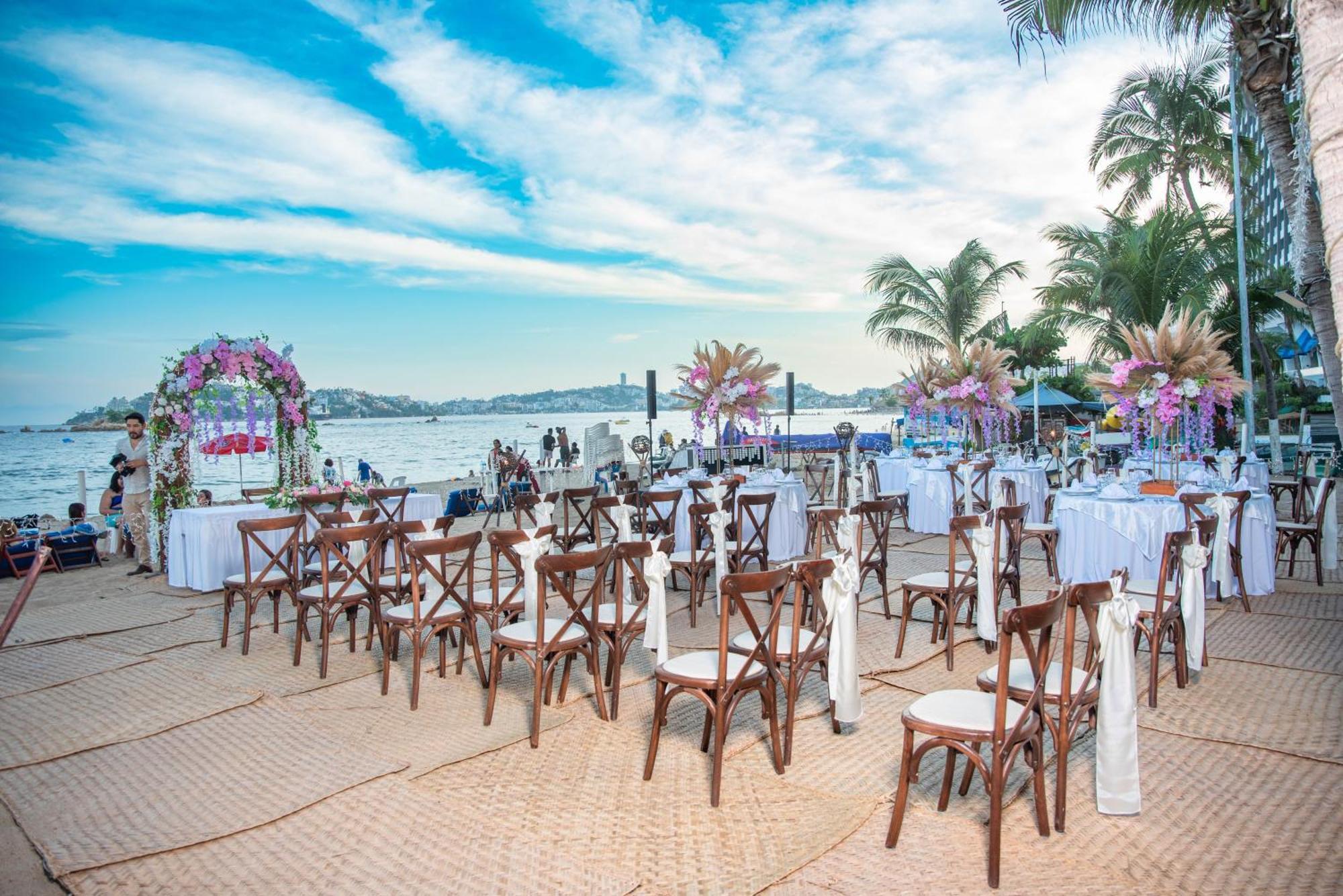 Ritz Acapulco All Inclusive エクステリア 写真 A wedding reception at the beach