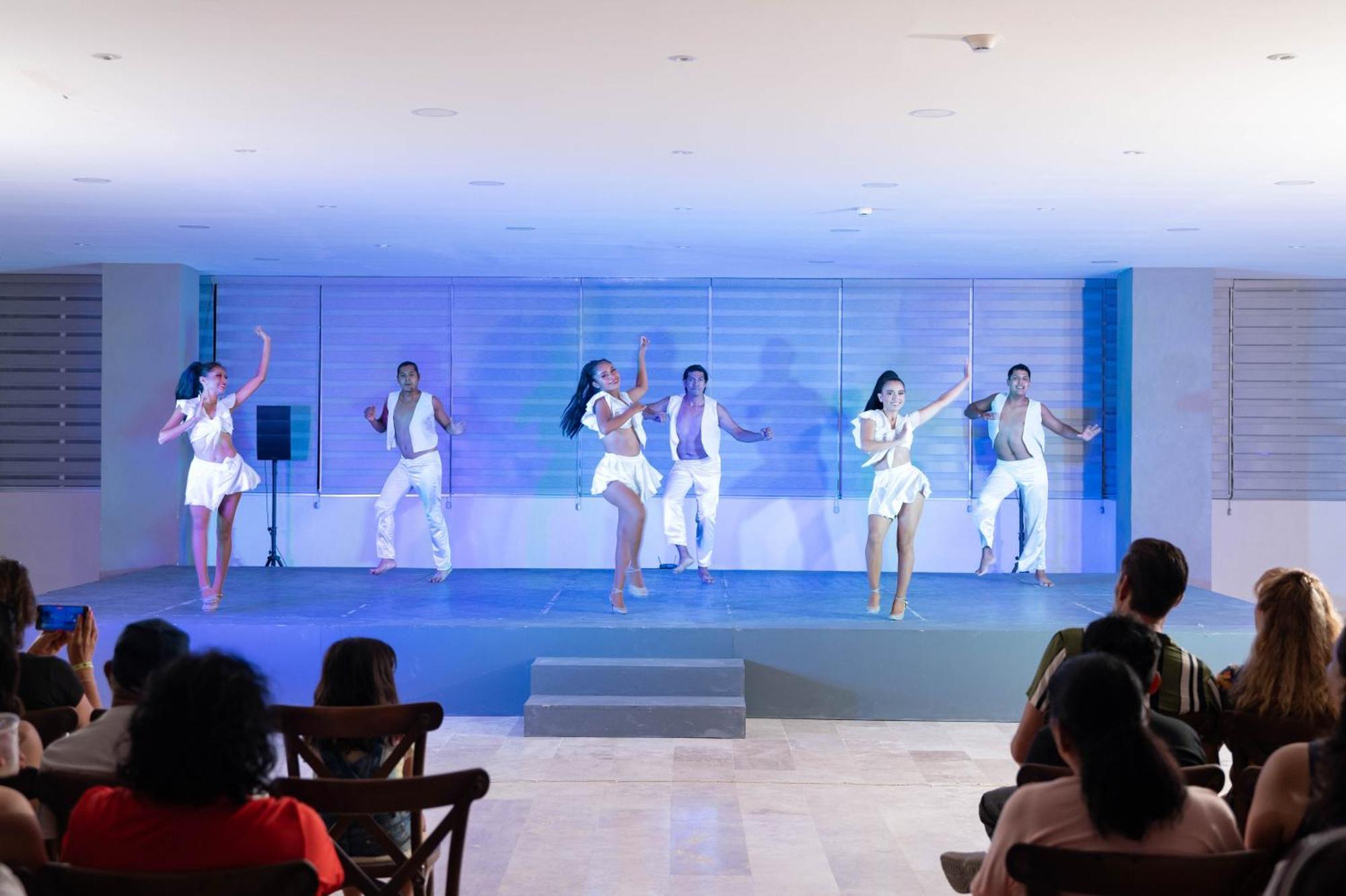 Ritz Acapulco All Inclusive エクステリア 写真 Entertainment at a resort