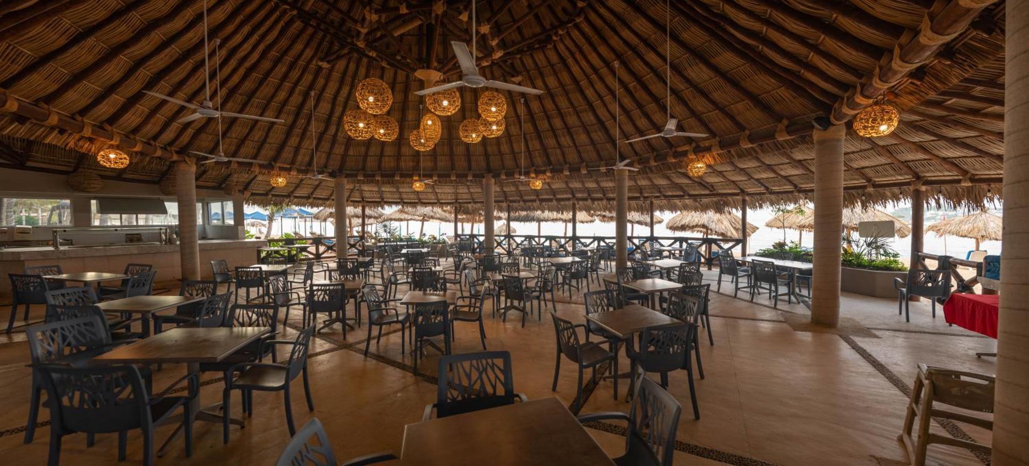 Ritz Acapulco All Inclusive エクステリア 写真 The interior of the buffet at the Grand Palladium Hotel