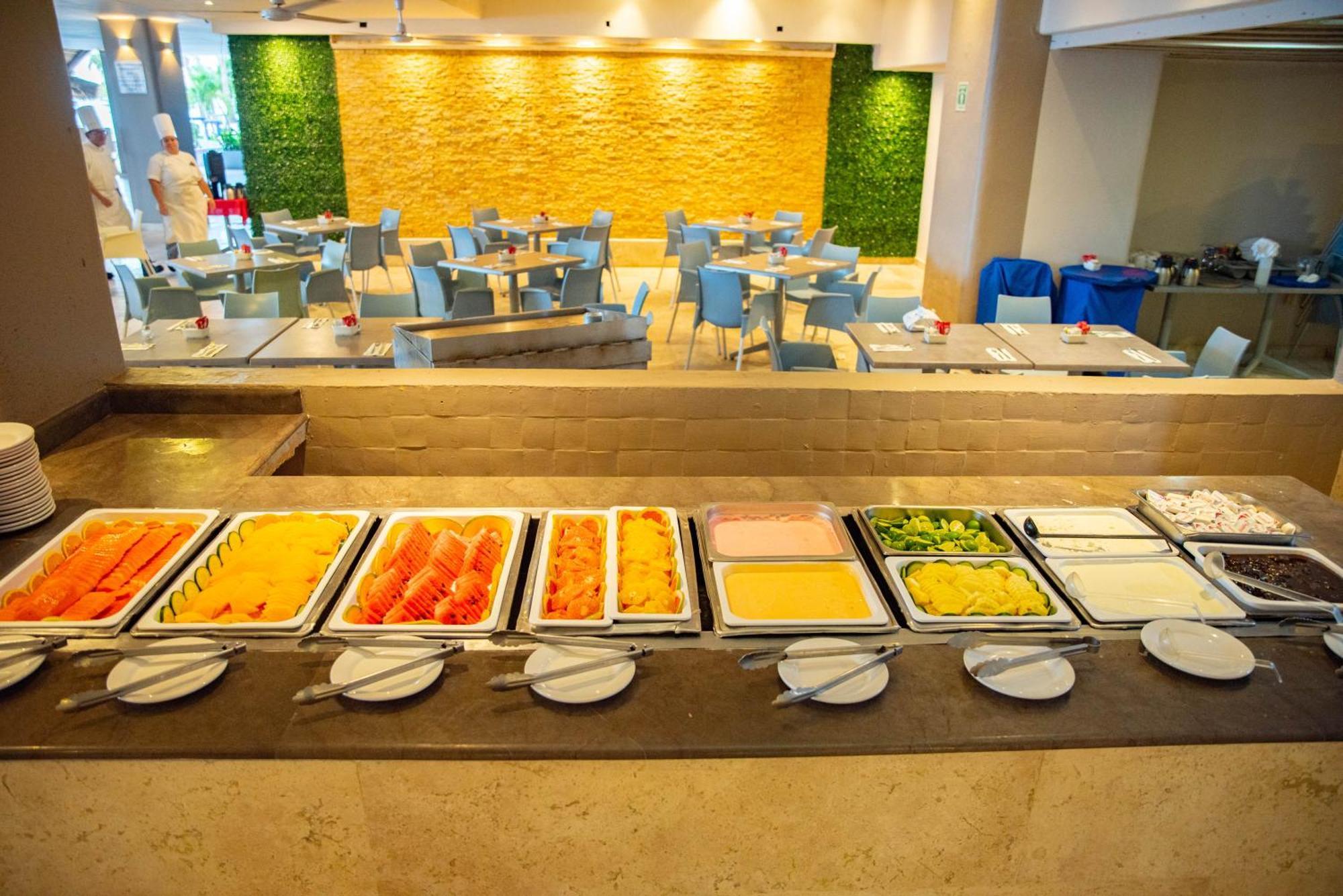 Ritz Acapulco All Inclusive エクステリア 写真 A buffet at a hotel