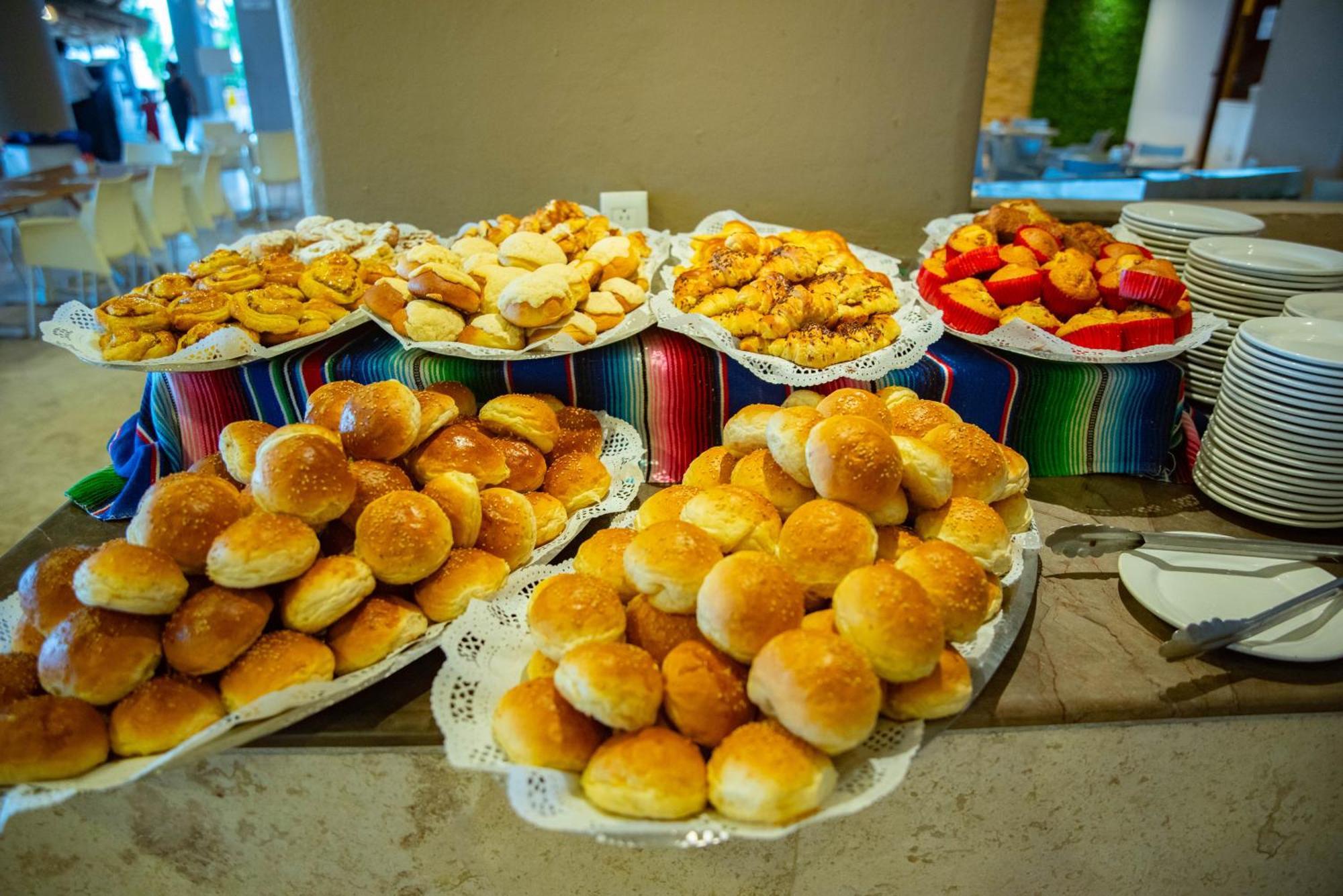 Ritz Acapulco All Inclusive エクステリア 写真 Buns and pastries