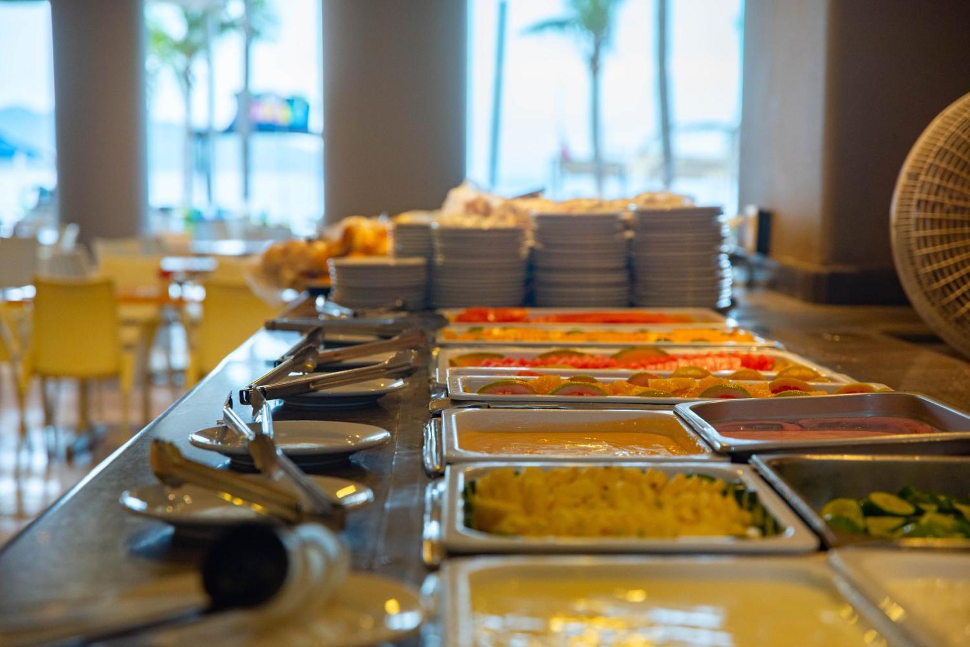Ritz Acapulco All Inclusive エクステリア 写真 A chafing dish buffet