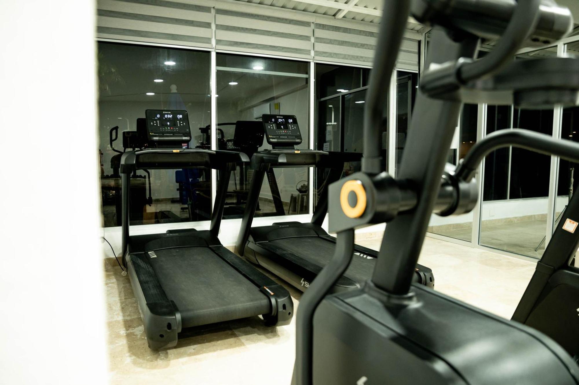 Ritz Acapulco All Inclusive エクステリア 写真 A treadmill