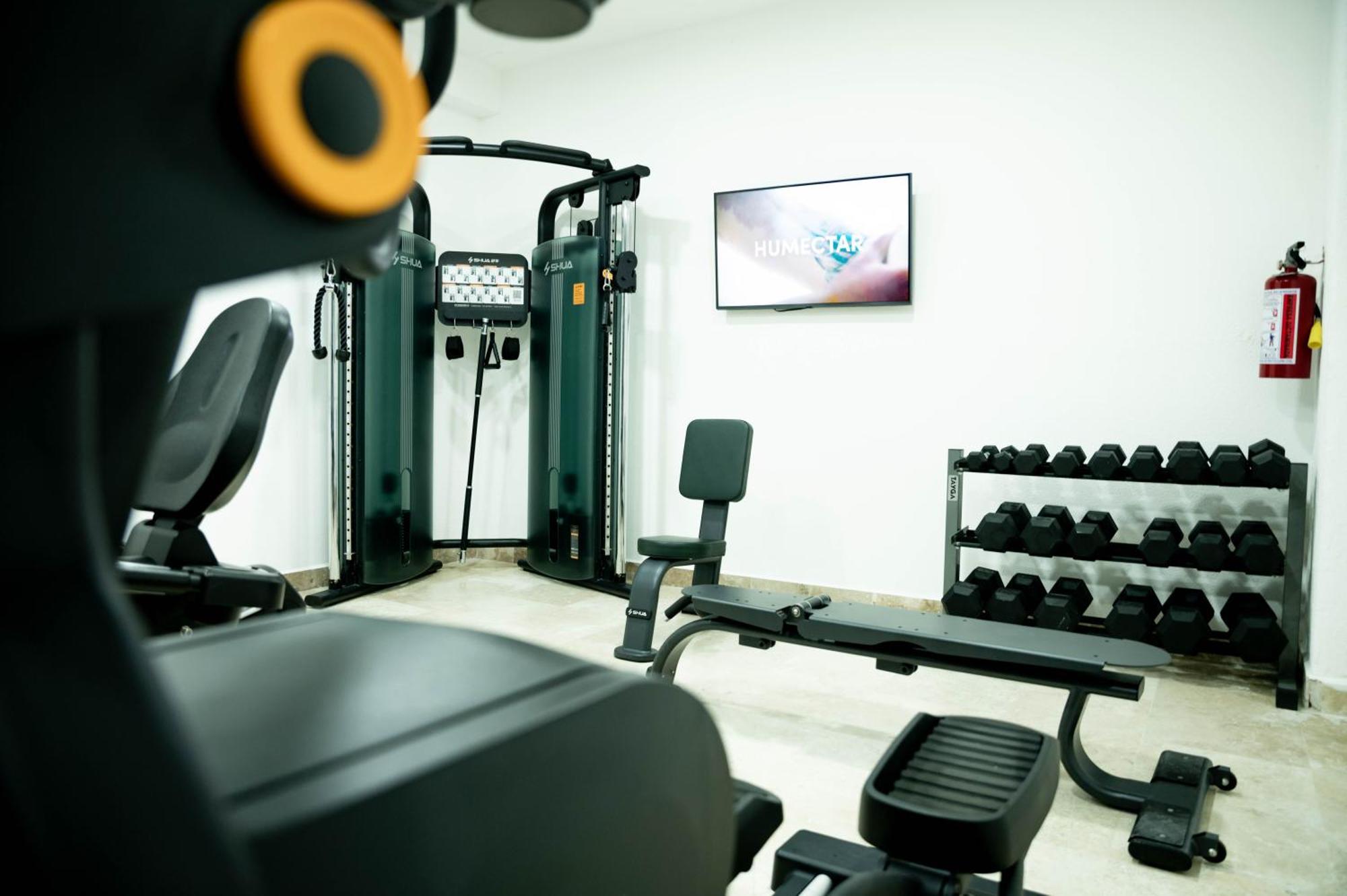 Ritz Acapulco All Inclusive エクステリア 写真 The gym at the hotel
