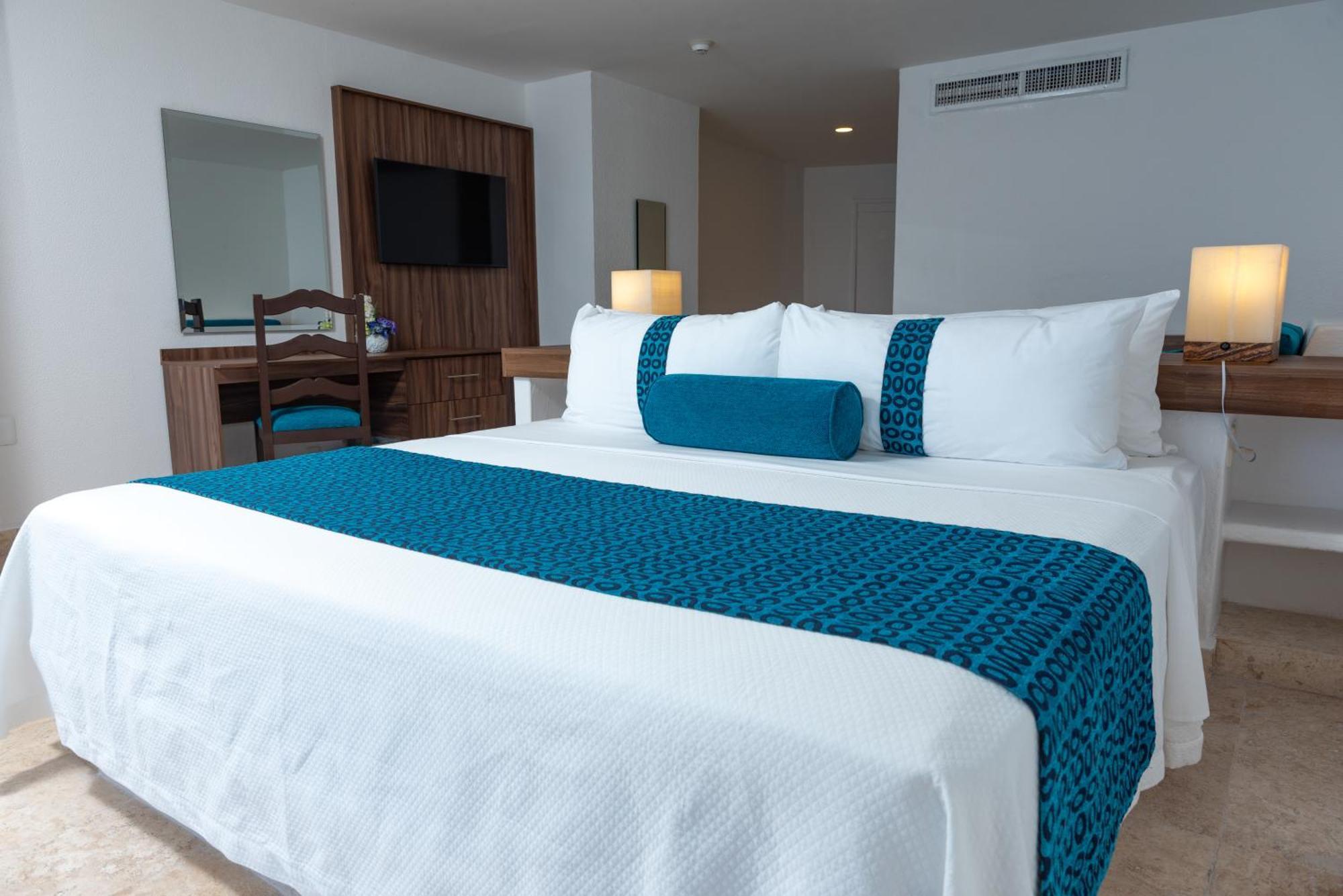 Ritz Acapulco All Inclusive エクステリア 写真 A bed runner