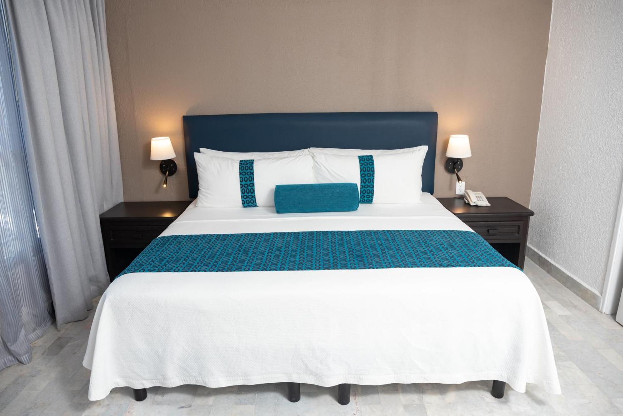 Ritz Acapulco All Inclusive エクステリア 写真 A bed with a bed runner