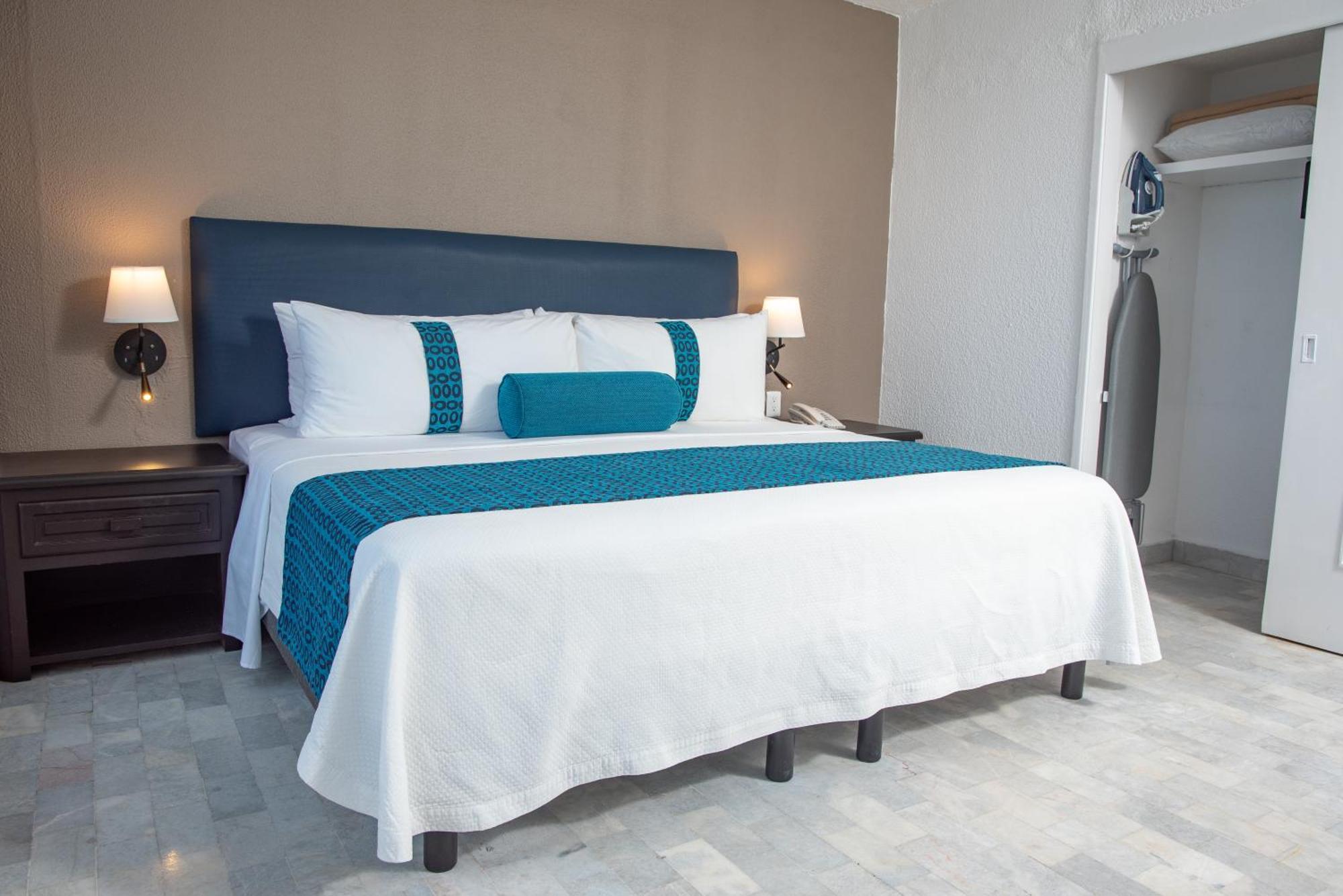 Ritz Acapulco All Inclusive エクステリア 写真 A bed