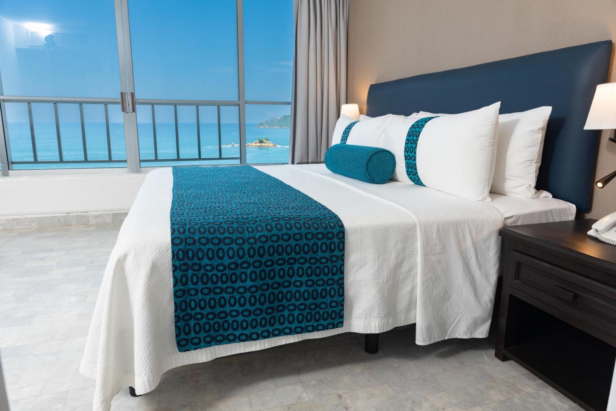 Ritz Acapulco All Inclusive エクステリア 写真 A bed runner