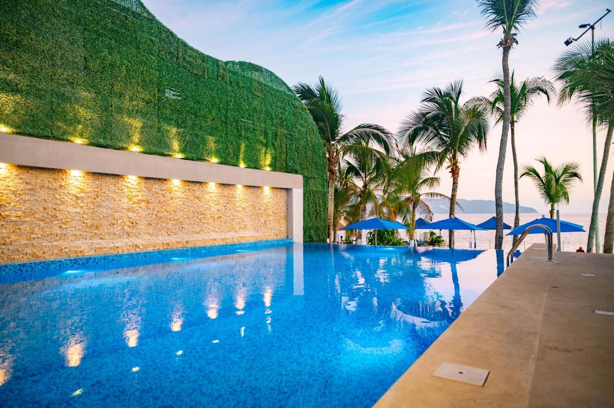 Ritz Acapulco All Inclusive エクステリア 写真 The swimming pool at the resort