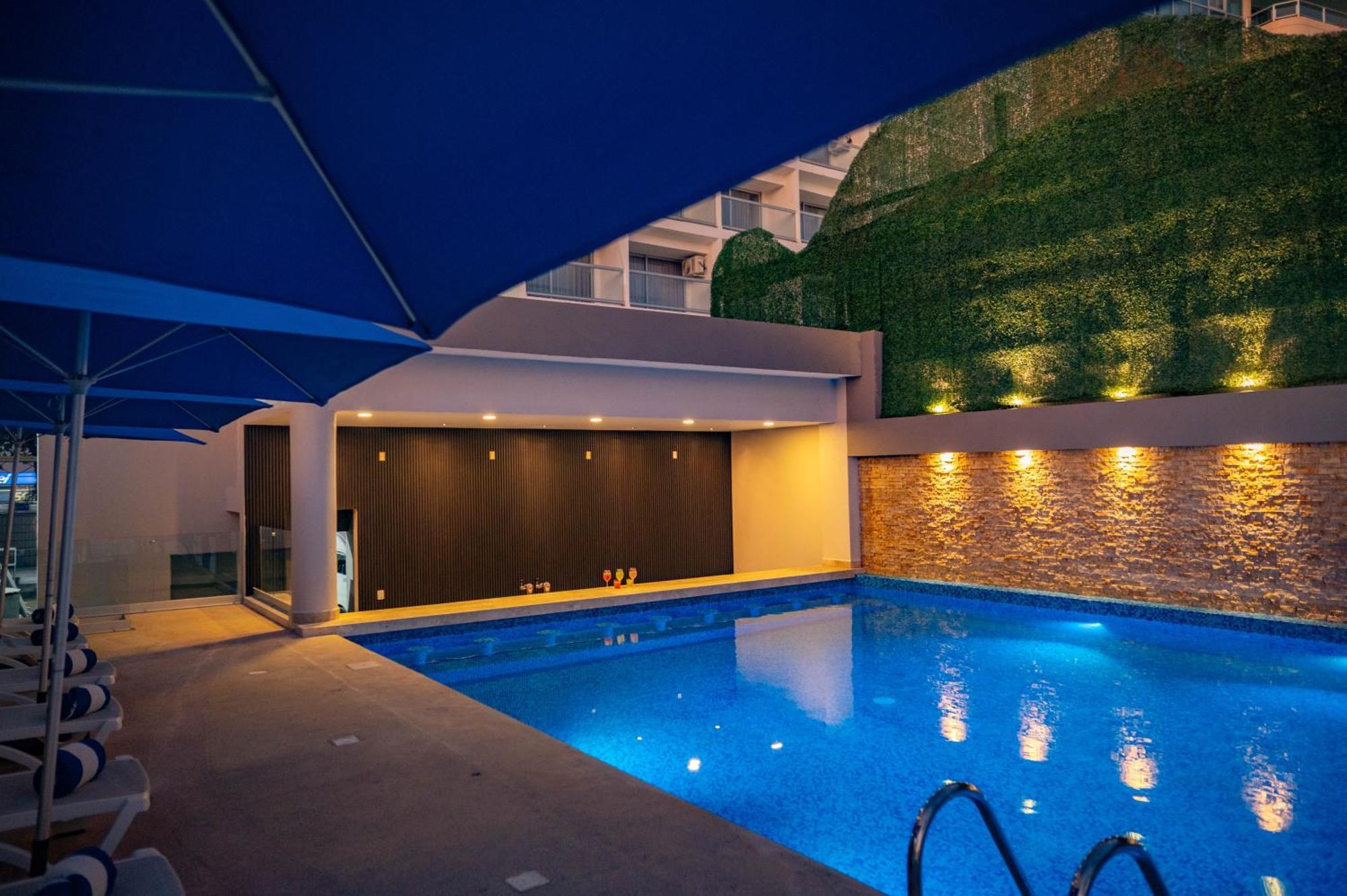 Ritz Acapulco All Inclusive エクステリア 写真 The swimming pool at the hotel